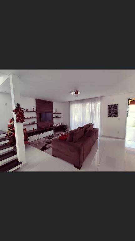 Sobrado à venda com 3 quartos, 246m² - Foto 1