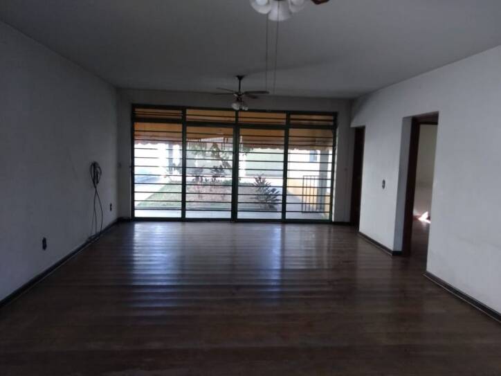 Casa à venda com 3 quartos, 247m² - Foto 1