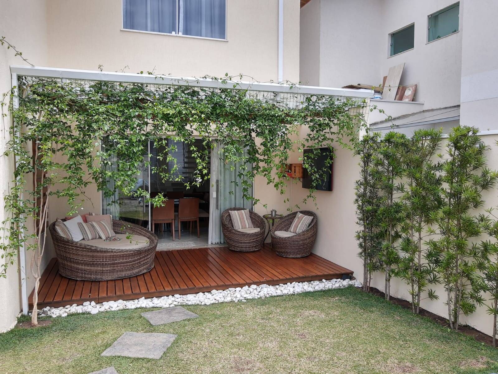 Casa à venda com 3 quartos, 237m² - Foto 1