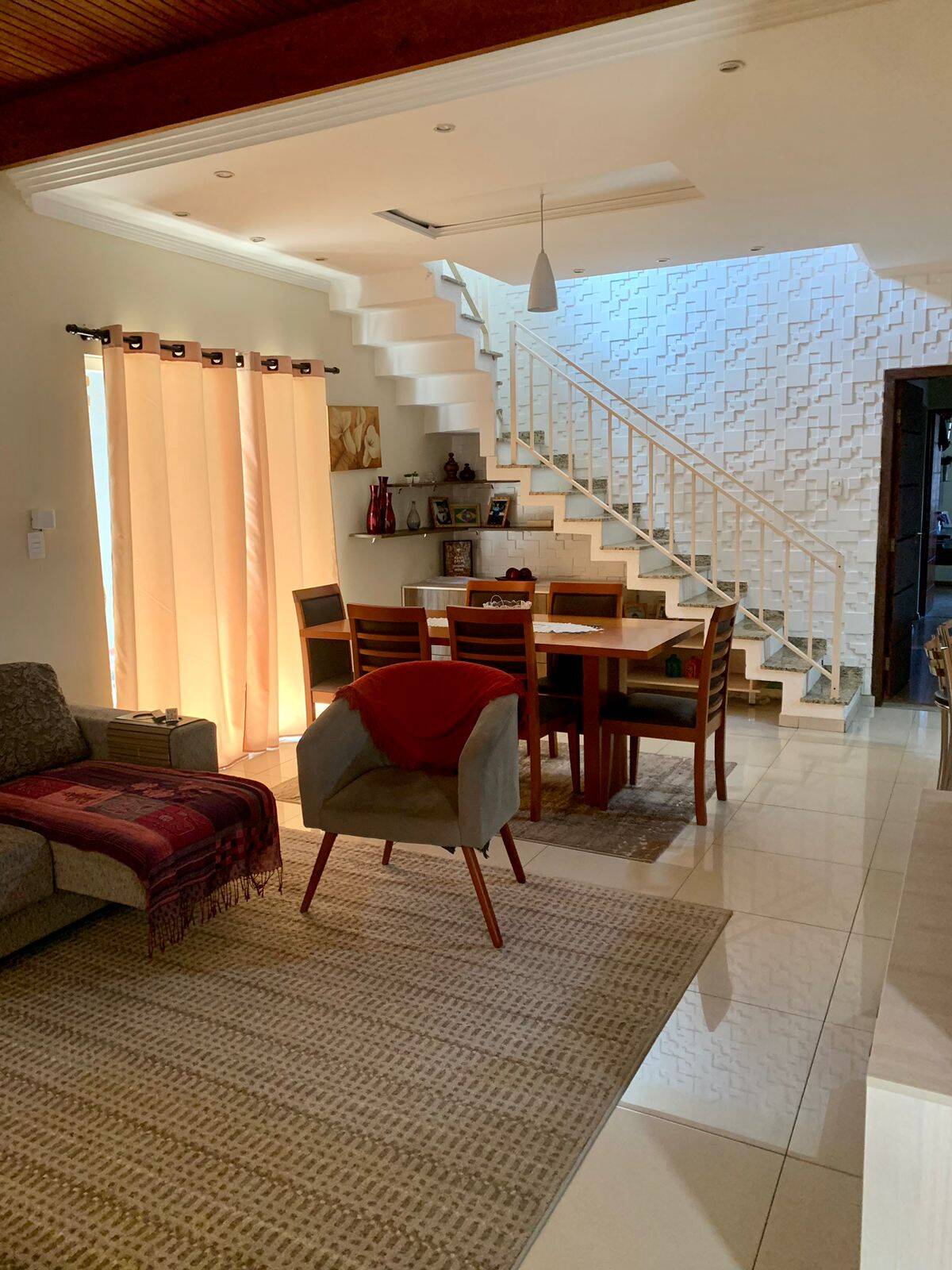 Casa à venda com 4 quartos, 215m² - Foto 1