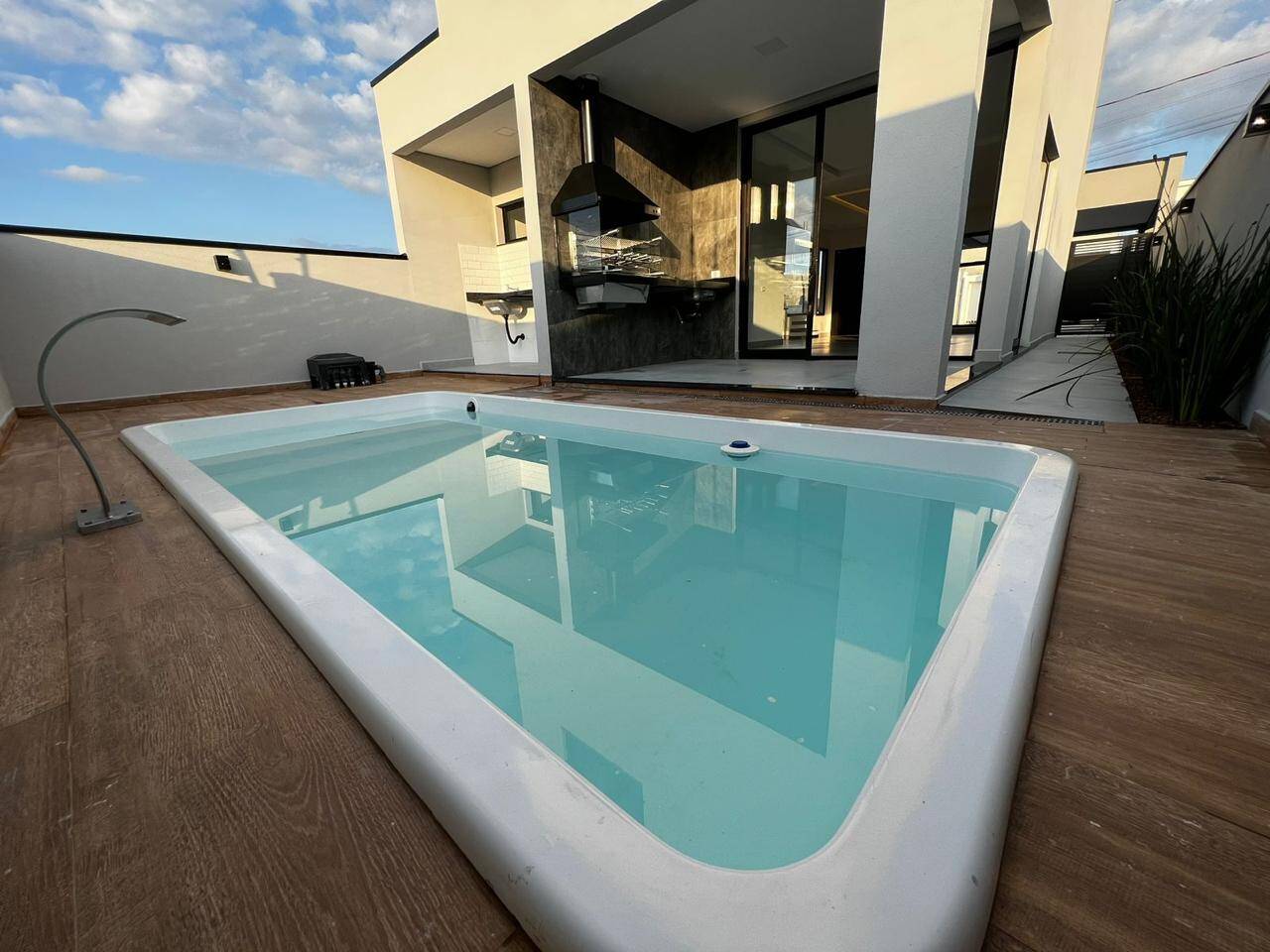 Casa à venda com 3 quartos, 155m² - Foto 1